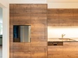 Profi-Steam Backofen von Electrolux in Schwarz-Spiegelglas-Optik, Fronten in Dekorspan Egger Halifax Eiche Zinn, Strukturverlauf quer und durchgängig.